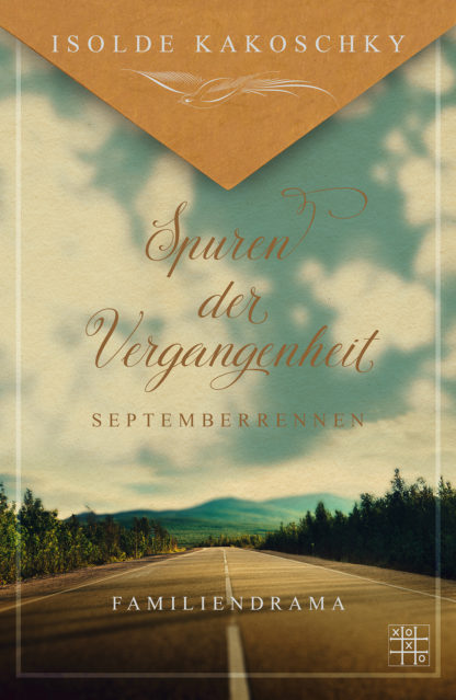 Das Cover zu Spuren der Vergangenheit (4) - Septemberrennen von Isolde Kakoschky. Eine Straße, an deren Rand Bäume sind. Oben die Klappe eines Briefumschlags mit einem Vogel drauf.