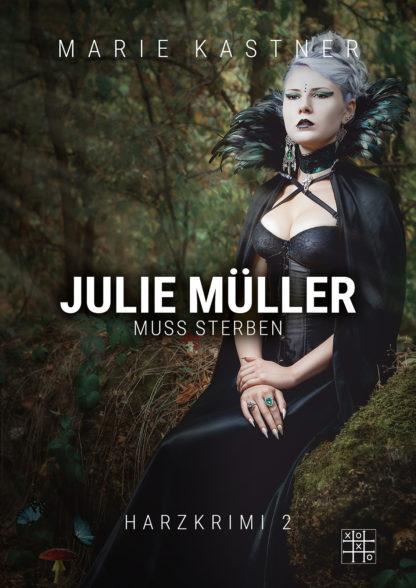 Das Cover zu Harzkrimi (2) - Julie Müller muss sterben von Marie Kastner. Eine Frau in Gothic Kleidung sitzt im Wald auf einem Baumstumpf.