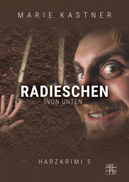 Das Cover zu Harzkrimi (5) - Radieschen von unten von Marie Kastner. Ein Feld Erde, mit Spaten. Eine Hand schaut hervor und das Gesicht eines Mannes mit weit aufgerissenen Augen.