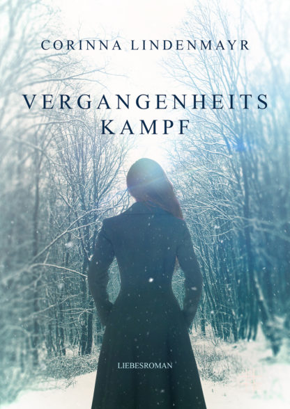 Das Cover zu Vergangenheitskampf von Corinna Lindenmayr. Eine Frau hat die Hände in den Taschen eines langen Mantels und läuft durch einen Winterwald.