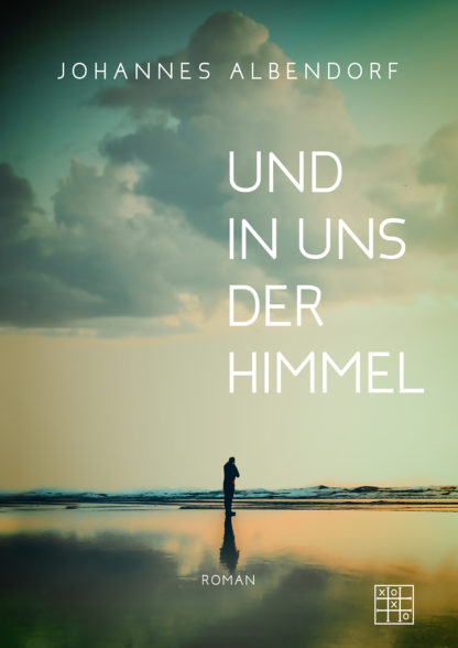 Das Cover zu Und in uns der Himmel von Johannes Albendorf. Ein Mann steht am Strand.