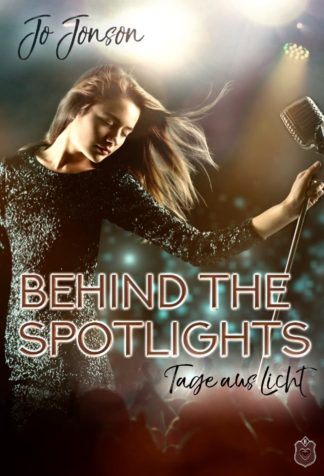 Das Cover zu Behind the Spotlights – Tage aus Licht von Jo Jonson. Eine Frau hält einen Mikrofonständer in der Hand.