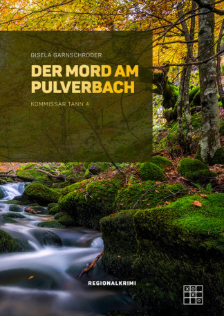 Das Cover zu Der Mord am Pulverbach - Kommissar Tann 4 von Gisela Garnschröder. Ein Bach, der durch einen Laubwald fließt.