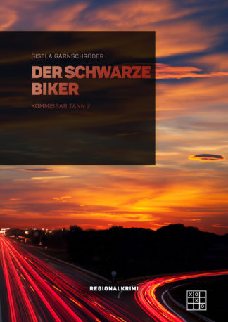 Das Cover zu Der schwarze Biker - Kommissar Tann 2 von Giesela Garnschröder. Eine vielbefahrene Straße im Abendrot.