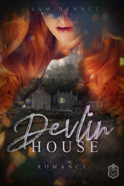 Das Cover zu Devlin House von Sam Bennet. Oben eine Frau mit rotem Haar unten ein altes Herrenhaus in Irland.