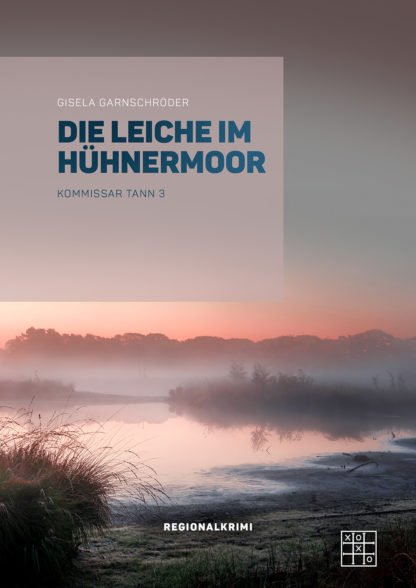 Das Cover zu Die Leiche im Hühnermoor - Kommissar Tann 3 von Gisela Garnschröder. Ein Moor in der Morgendämmerung.