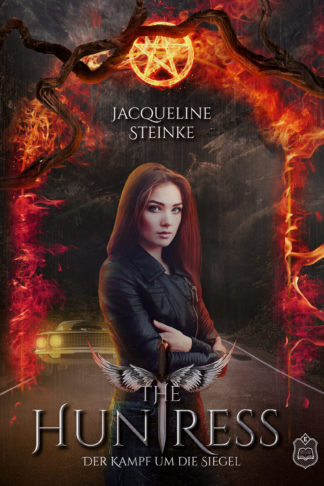 Das Cover zu The Huntress - Der Kampf um die Siegel von Jacqueline Steinke. Eine Frau in Lederjacke sieht den Betrachter an, hinter ihr eine Straße mit einem altmodischen Auto. Um sie herum ein Tor aus Feuer und oben ein brennendes Pentagramm.