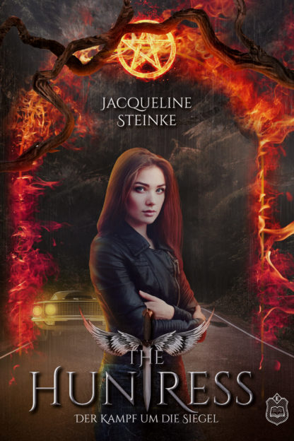 Das Cover zu The Huntress - Der Kampf um die Siegel von Jacqueline Steinke. Eine Frau in Lederjacke sieht den Betrachter an, hinter ihr eine Straße mit einem altmodischen Auto. Um sie herum ein Tor aus Feuer und oben ein brennendes Pentagramm.