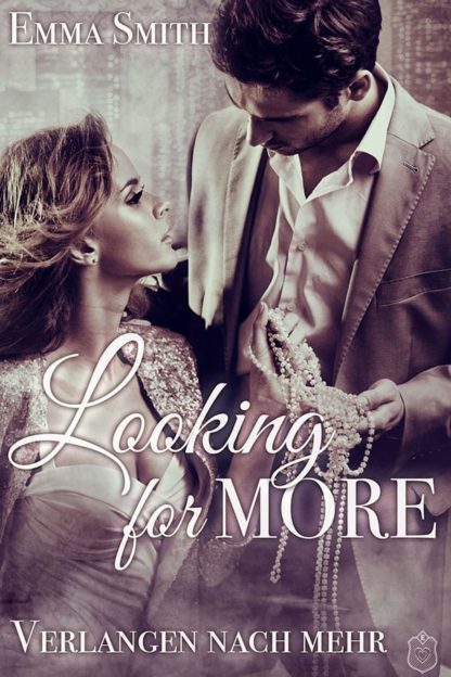 Das Cover zu Looking for more - Verlangen nach mehr von Emma Smith. Eine Frau schaut einen Mann an. Sieh beide halten eine verworrene Perlenkette in der Hand.