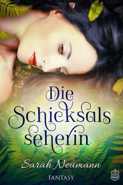 Das Cover zu Die Schicksalsseherin von Sarah Neumann. Eine Frau mit dunklen Haaren und goldenen Augen liegt auf dem Waldboden.
