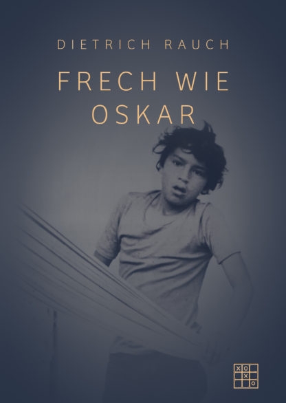 Das Cover von Frech wie Oskar von Dietrich Rauch. Ein kleiner Junge, der ein Tuch hält. Das Bild ist dunkelblau, die Schrift hellgelb.