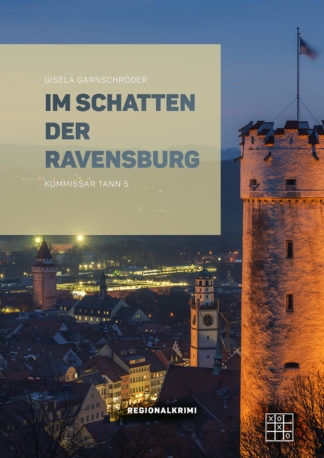 Das Cover von Im Schatten der Ravensburg - Kommissar Tann 5 von Gisela Garnschröder. Die Ravensbrug bei Nacht, angestrahlt von Gelb-Organgenen Strahlern. In einem beigefarbenen Kasten steht der Titel.