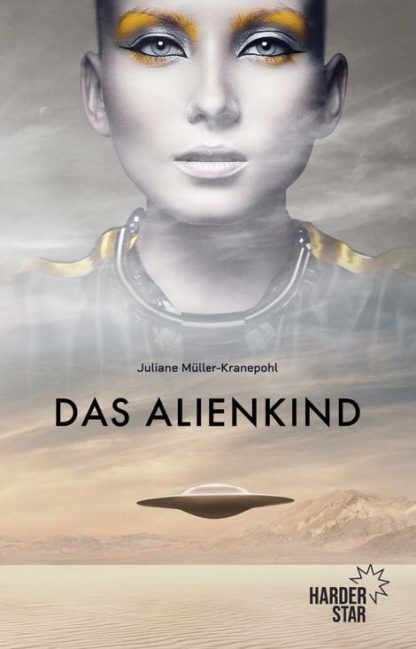 Das Cover zu Das Alienkind von Juliane Müller-Kranepohl. Oben das Gesicht eine Frau mit Makeup in gelb und Silber. Unten eine Untertasse, die über Wüstensand fliegt.