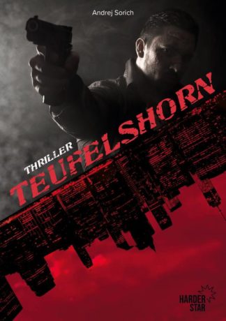 Das Cover von Teufelshorn von Andrej Sorich. Unten eine schwarze Stadt vor rotem Hintergrund. Oben ein Mann im Schatten der eine Pistole erhoben hat.