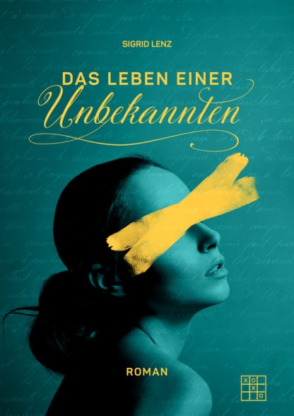 Das Cover von Das Leben einer Unbekannten von Sigrid Lenz. Der Hintergrund ist trükis und mit unleserlicher Schrift übersäht. Unten ist das Gesicht einer Frau zu sehen, über deren Augen ein gelbes Kreuz liegt.
