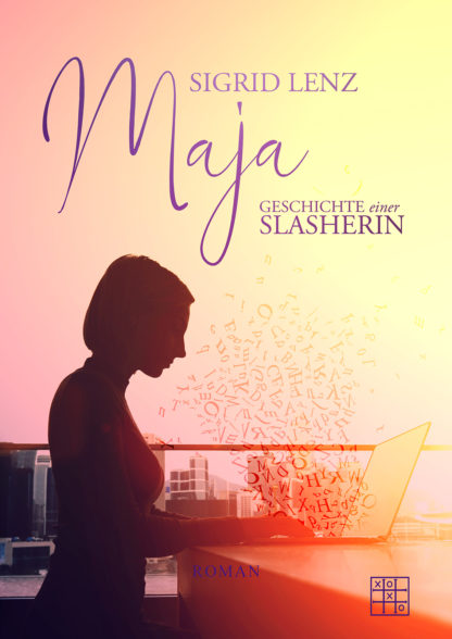 Das Cover von Maja - Geschichte einer Slasherin. Eine Frau sitzt am Laptop und schreibt. Sie liegt im Schatten. Der Rest des Bildes ist in matten Gelb-Orange-Tönen gehlaten.