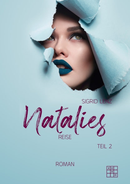 Das Cover von Natalies Reise Teil 2 von Sigrid Lenz. Hellblauer Hintergrund, wie Papier. Oben in der Mitte ein aufgerissenes Loch, durch das eine Frau schaut.
